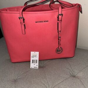 MICHAEL KORS
JET SET TRAVEL TOTE